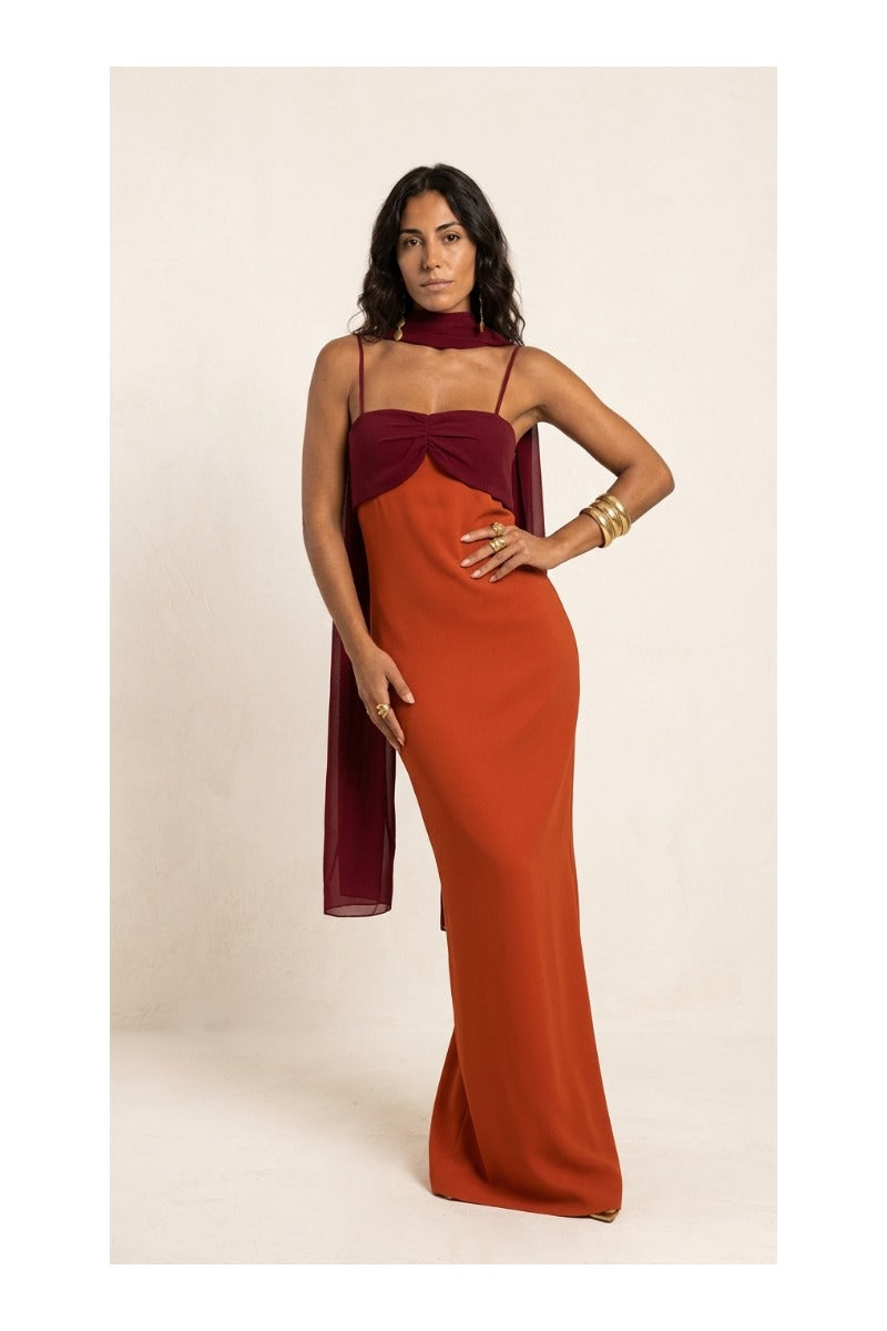 Zahara | Vestido en naranja con escote en rojo