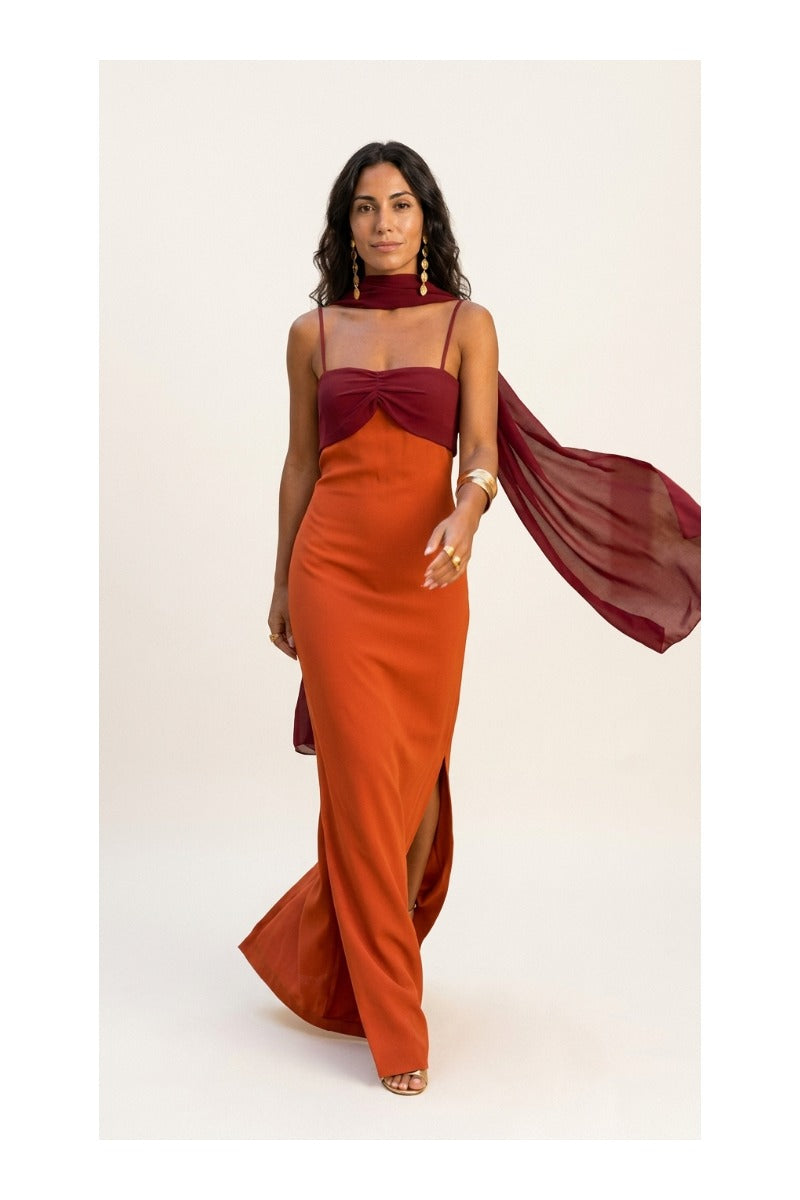 Zahara | Vestido en naranja con escote en rojo