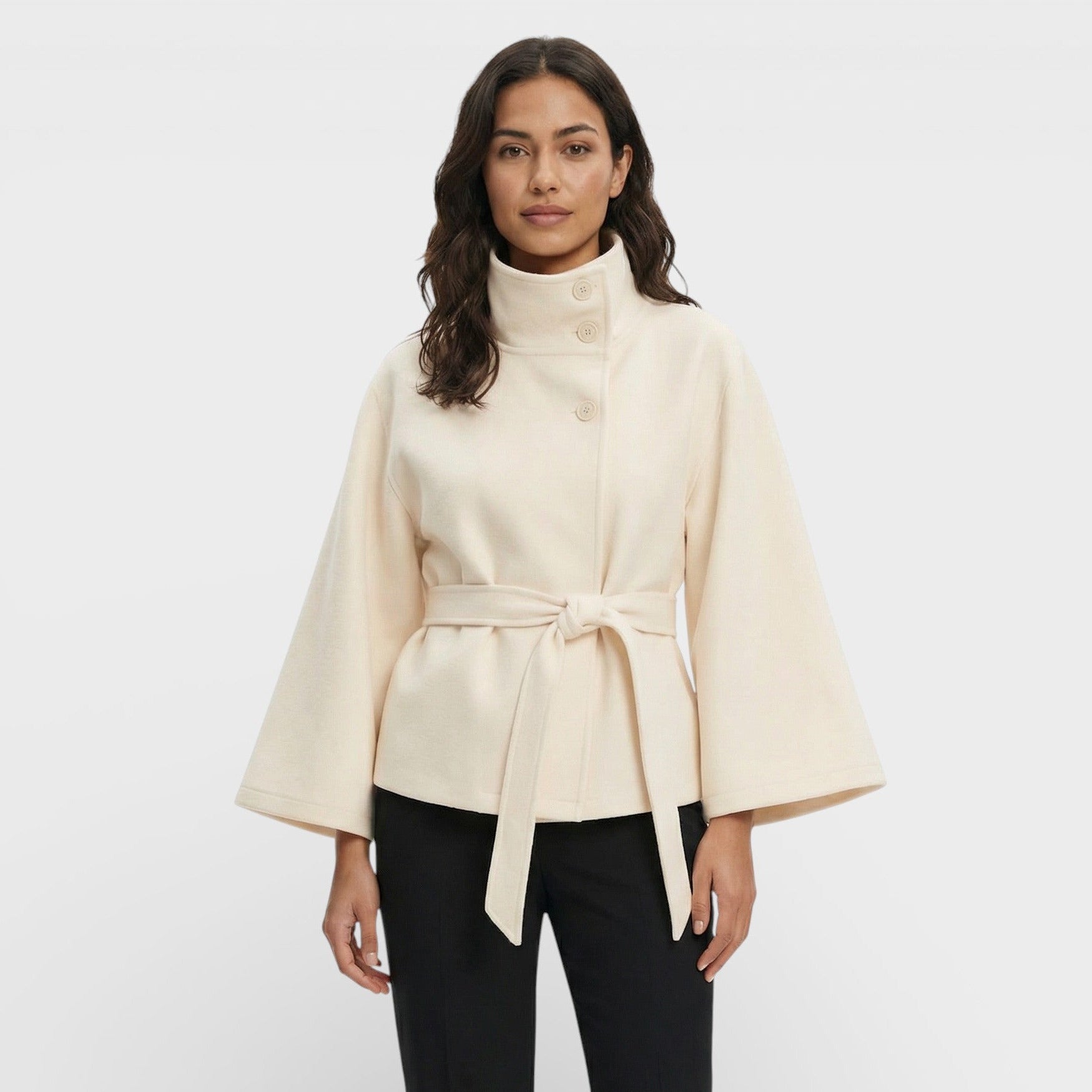 Abrigo Capa Corta con Cinturón