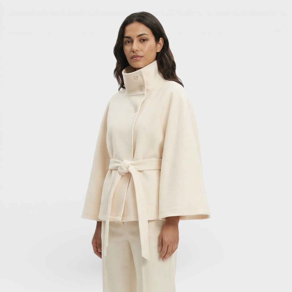 Abrigo Capa Corta con Cinturón
