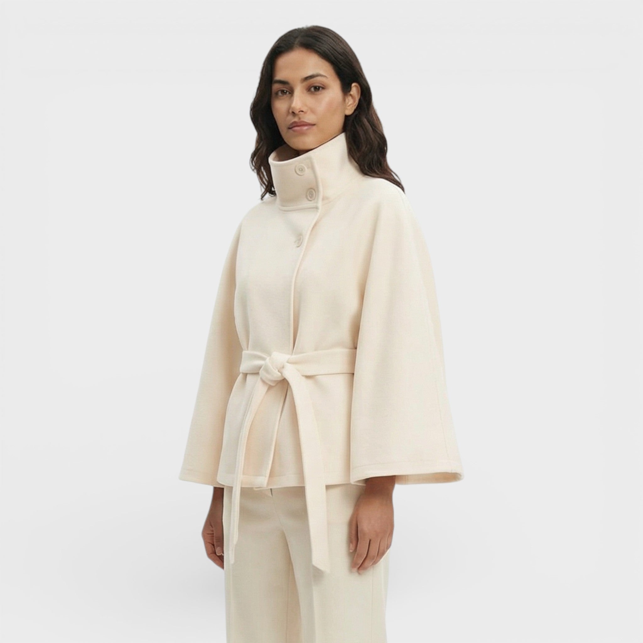 Abrigo Capa Corta con Cinturón