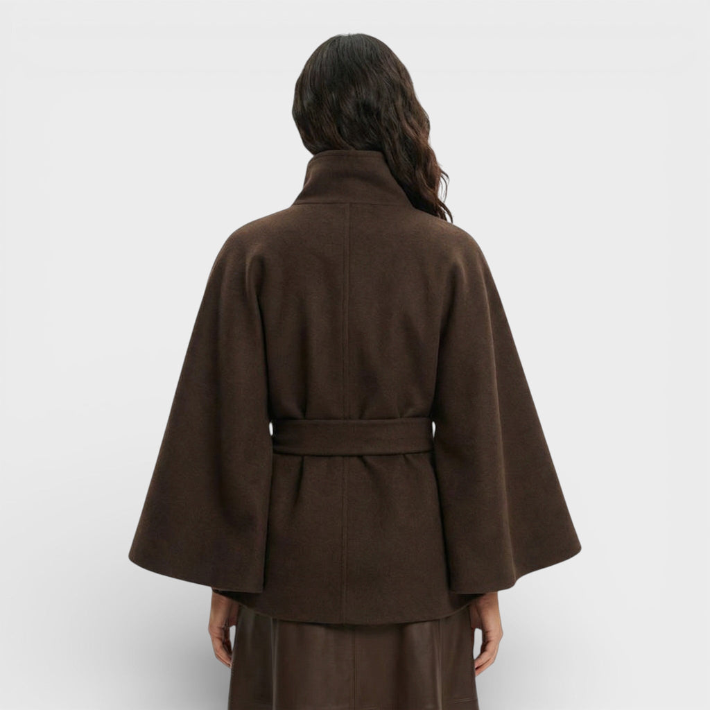 Abrigo Capa Corta con Cinturón